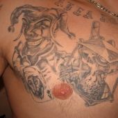 tatuaż jokera na piersi