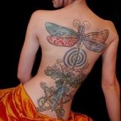 tatuaże na plecach ogromna ważka