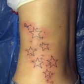 tatuaz gwiazdki na boku