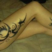 tatuaż tribal na udzie
