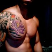 tatuaże kwiaty lotus na piersi