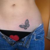 tatuaż motyla na brzuchu