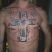 tatuaże na piersi krzyż