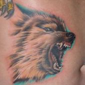 tatuaże na brzuchu wilk