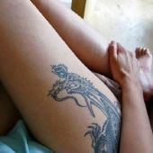tatuaż na udzie  smok