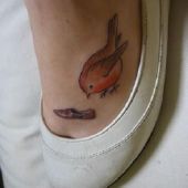 tatuaż ptak na stopie