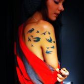 tatuaże ptaki na ramieniu i plecach