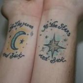 tatuaże na nadgarstku księżyc i gwiazda