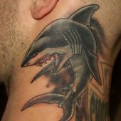 tatuaże na szyi rekin