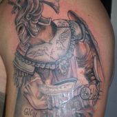 tatuaż rzymianin na ramieniu