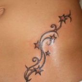 tatuaż na brzuchu gwiazdki