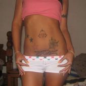 seksowny tatuaż na brzuchu