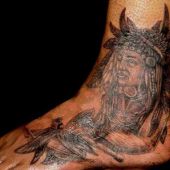tatuaż indianina na kostce