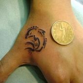 tatuaże na dłoni delfin