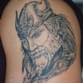 tatuaż wikinga na ramieniu