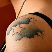 tatuaż gwiazdki na ramieniu