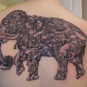 tatuaż słonia na plecach