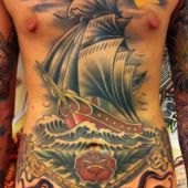 tatuaże na piersi statek