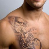 tatuaż motocyklista na piersi