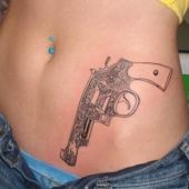 tatuaże na brzuchu pistolet