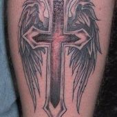 tatuaż skrzydła i krzyż