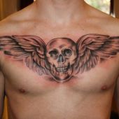 tatuaż skrzydła i czaszka na piersi