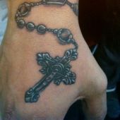 tatuaże  na dłoni różaniec