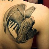 tatuaże na plecach śmierć