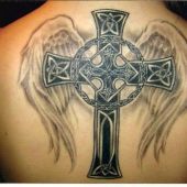 tatuaże na plecach krzyż i skrzydła