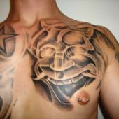tatuaże gwiazdki na piersi