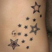 tatuaże gwiazdki na brzuchu