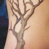 tatuaże drzewa na boku