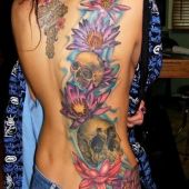 tatuaż czaszka z kwiatami na plecach