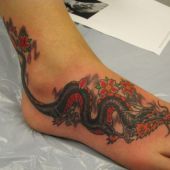tatuaż na stopie smok
