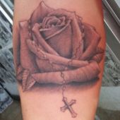tatuaż różaniec i róża
