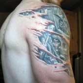 tatuaż biomechanicznyny na ramie