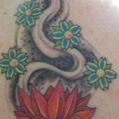 tatuaż kwiaty na plecach