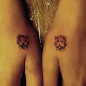 tatuaż biedronki na dłoniach