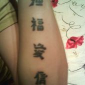 tatuaż chińskie znaki na ręce