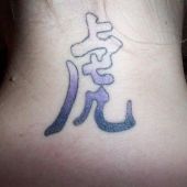 tatuaż chiński znak na szyi