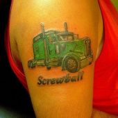 tatuaż ciężarówka na ramieniu