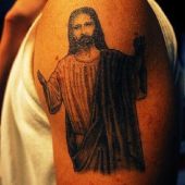 tatuaż Chrystus na ramieniu