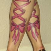 tatuaż kokardki na nogach