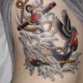 tatuaż kotwica i ptak na boku