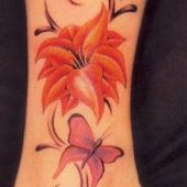 tatuaż kwiaty i motyl na nodze