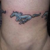 tatuaż mały koń na nodze