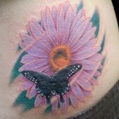 tatuaż motyl i kwiatek
