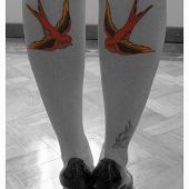 tatuaż ptaki na nodze