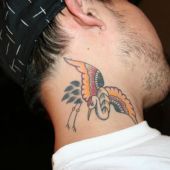 tatuaż ptak na szyi