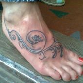 tatuaż roślina na stopie
